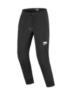 Alpinestars Aeroshell Pants, pantaloni da moto in softshell, nero con logo ASTARS bianco sulla coscia sinistra, caratterizzati da vita elastica con coulisse e polsini alle caviglie a coste, progettati per motociclisti urban e casual touring