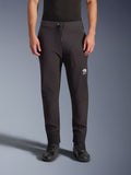 Alpinestars Aeroshell Pants, pantaloni da moto in softshell nero, vestibilità atletica stile jogger con coulisse e polsini elastici, logo Astars bianco, indossati con scarpe da guida nere, abbigliamento crossover moderno per uso stradale e casual