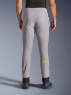 Pantaloni Alpinestars Aeroshell, pantaloni da moto, grigio medio e giallo fluo, vista posteriore con logo Astars giallo sul polpaccio, polsini elastici neri alle caviglie, design moderno in tessuto softshell per guida su strada e casual