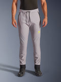 Alpinestars Aeroshell Pants, grigio medio e giallo fluo, pantaloni da moto crossover in softshell, con vita con coulisse nera e polsini alle caviglie, logo giallo sulla coscia sinistra, ginocchia pre-curvate, silhouette sportiva stile jogger