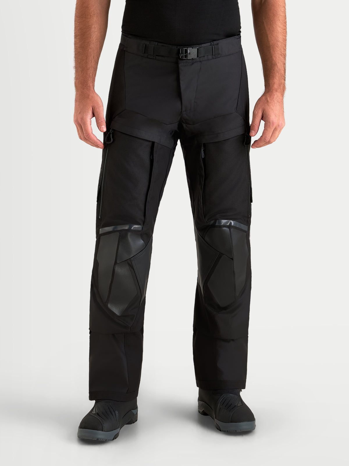Alpinestars Pantaloni Harok V2 Drystar, pantaloni da moto adventure da uomo, nero, con costruzione ripstop e ventilazione diretta sulle cosce, indossati da un modello
