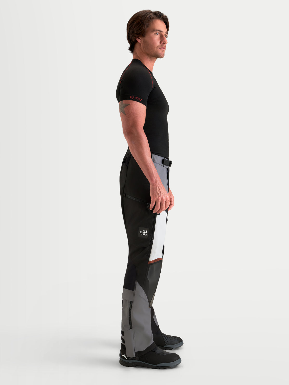 Alpinestars Harok V2 Drystar Pantaloni, pantaloni moto adventure da uomo, grigio scuro, grigio ghiaccio e nero, struttura impermeabile in ripstop e ventilazione diretta, indossati da un modello