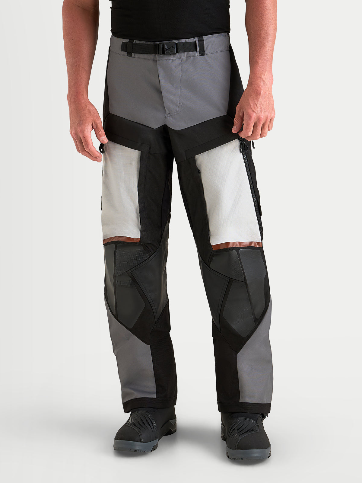 Alpinestars Harok V2 Drystar Pantaloni, pantaloni da moto adventure da uomo, grigio scuro, grigio ghiaccio e nero, con ventilazione diretta sulle cosce e protezione CE, indossati da un pilota