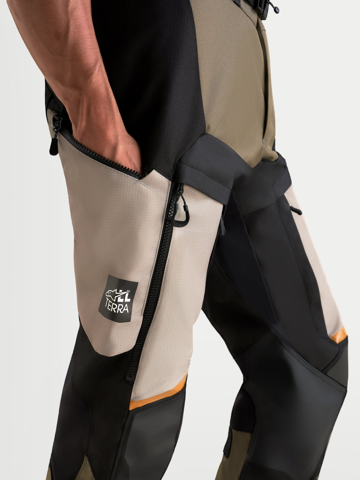 Alpinestars Harok V 2 Drystar pantaloni da moto adventure, alluminio, marrone e nero, con tasca funzionale sulla coscia e branding All Terra, dettaglio primo piano
