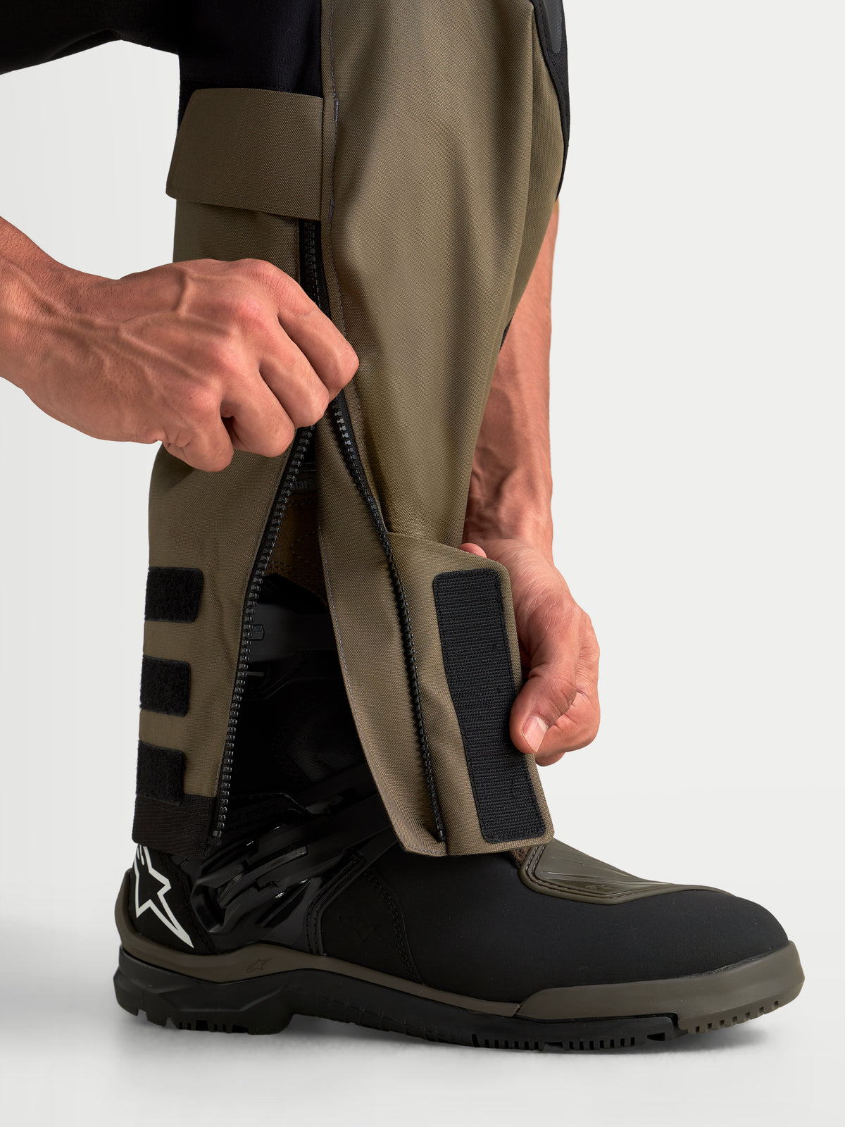 Alpinestars Harok V2 Drystar Pantaloni da moto adventure, color alluminio, marrone noce e nero, dettaglio della costruzione con cerniera inferiore sulla gamba over-the-boot
