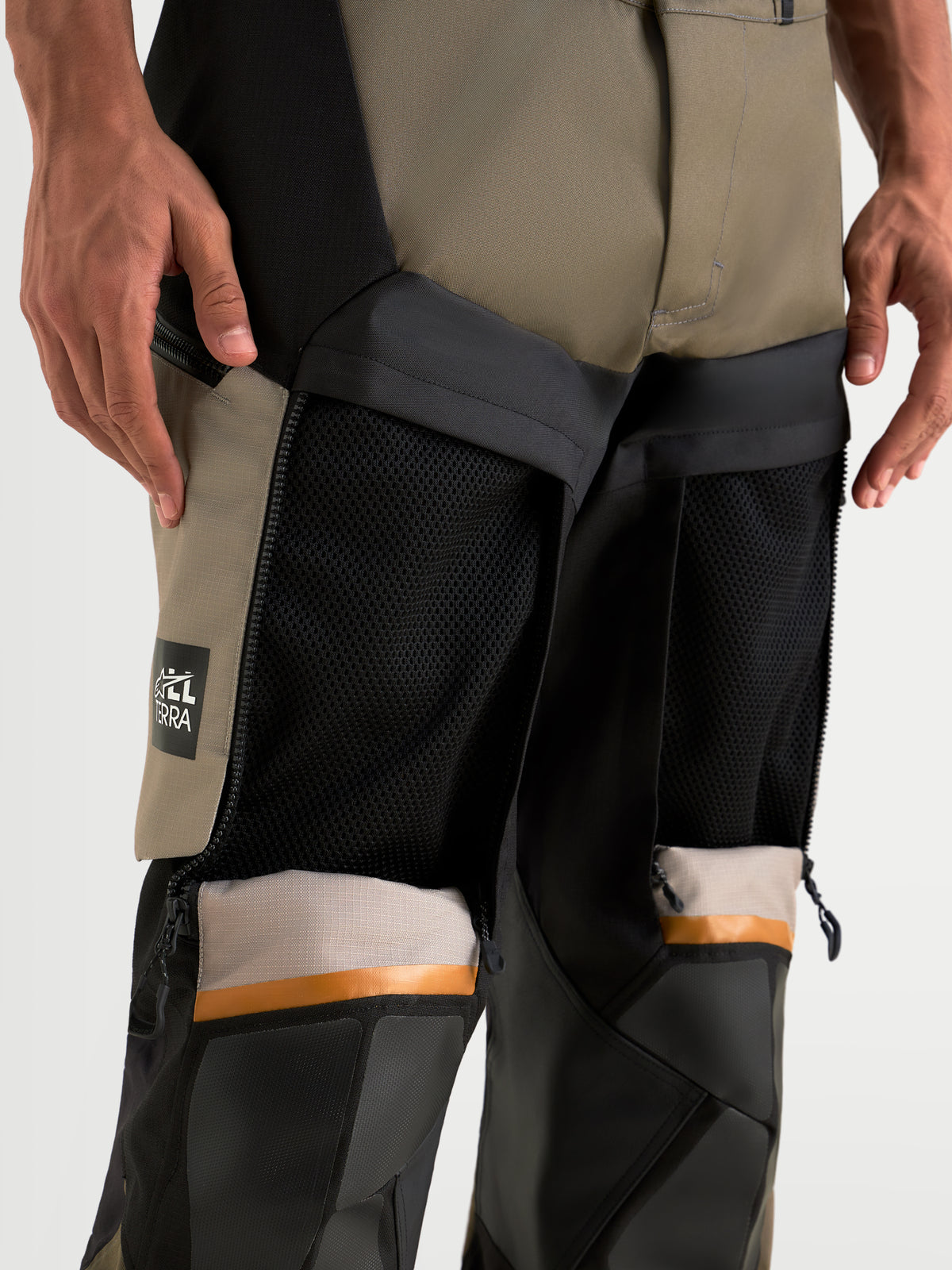 Alpinestars Pantaloni Harok V2 Drystar, pantaloni da moto adventure in alluminio, marrone e nero, dettaglio delle prese d'aria in rete sulle cosce