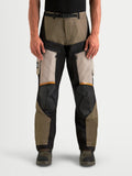 Alpinestars Harok V2 Drystar Pantaloni, pantaloni da moto adventure da uomo in alluminio, marrone tortora e nero, con struttura in ripstop e fodera impermeabile, indossati da un modello