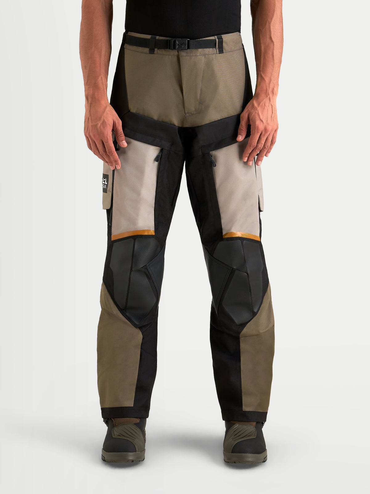 Alpinestars Harok V2 Drystar Pantaloni, pantaloni da moto adventure da uomo in alluminio, marrone tortora e nero, con struttura in ripstop e fodera impermeabile, indossati da un modello
