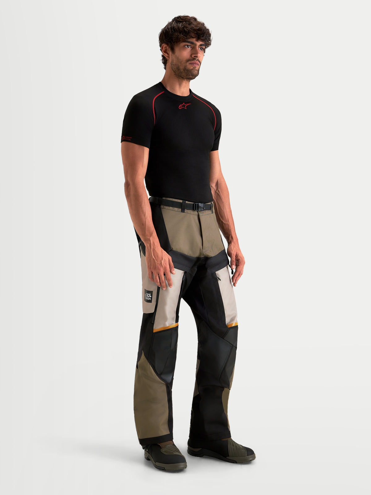 Alpinestars Harok V2 Drystar Pantaloni, pantaloni da moto adventure da uomo, alluminio, marrone tortora e nero, indossati da un modello