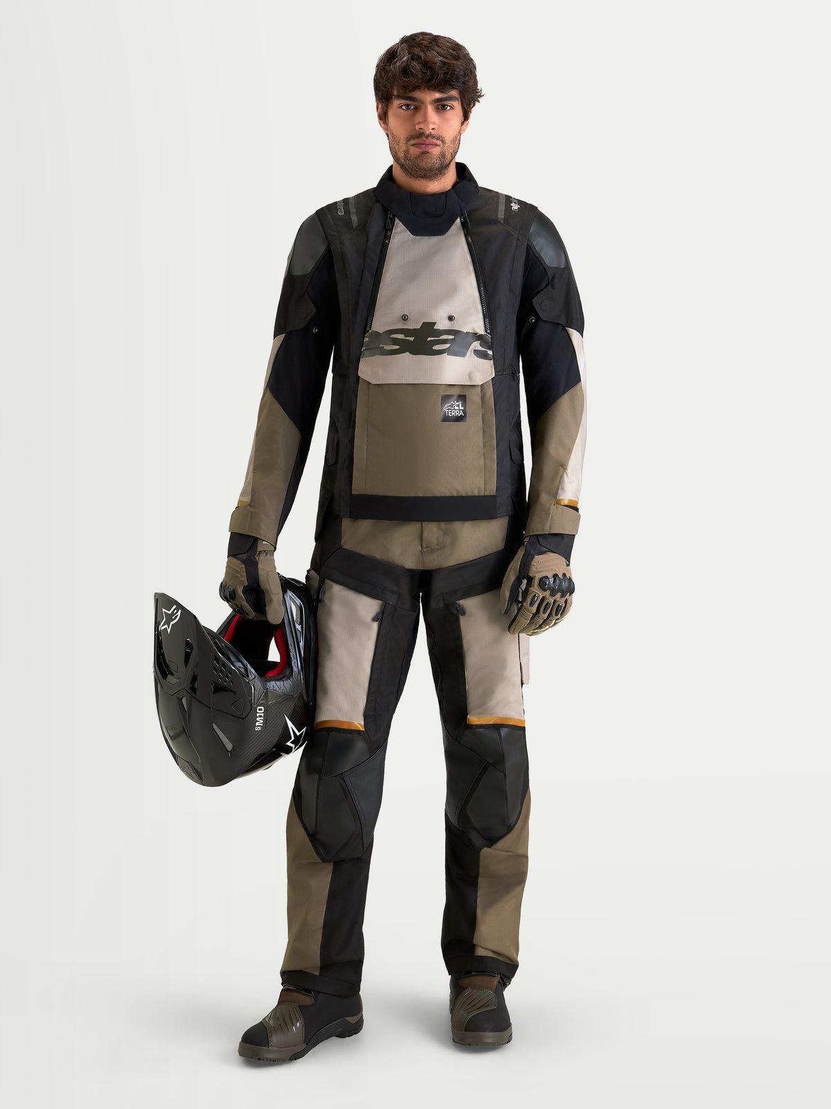 Alpinestars Harok V2 Drystar Pantaloni, pantaloni da moto all-terra adventure da uomo, alluminio, marrone e nero, con ginocchiere certificate CE, indossati da un pilota che tiene un casco