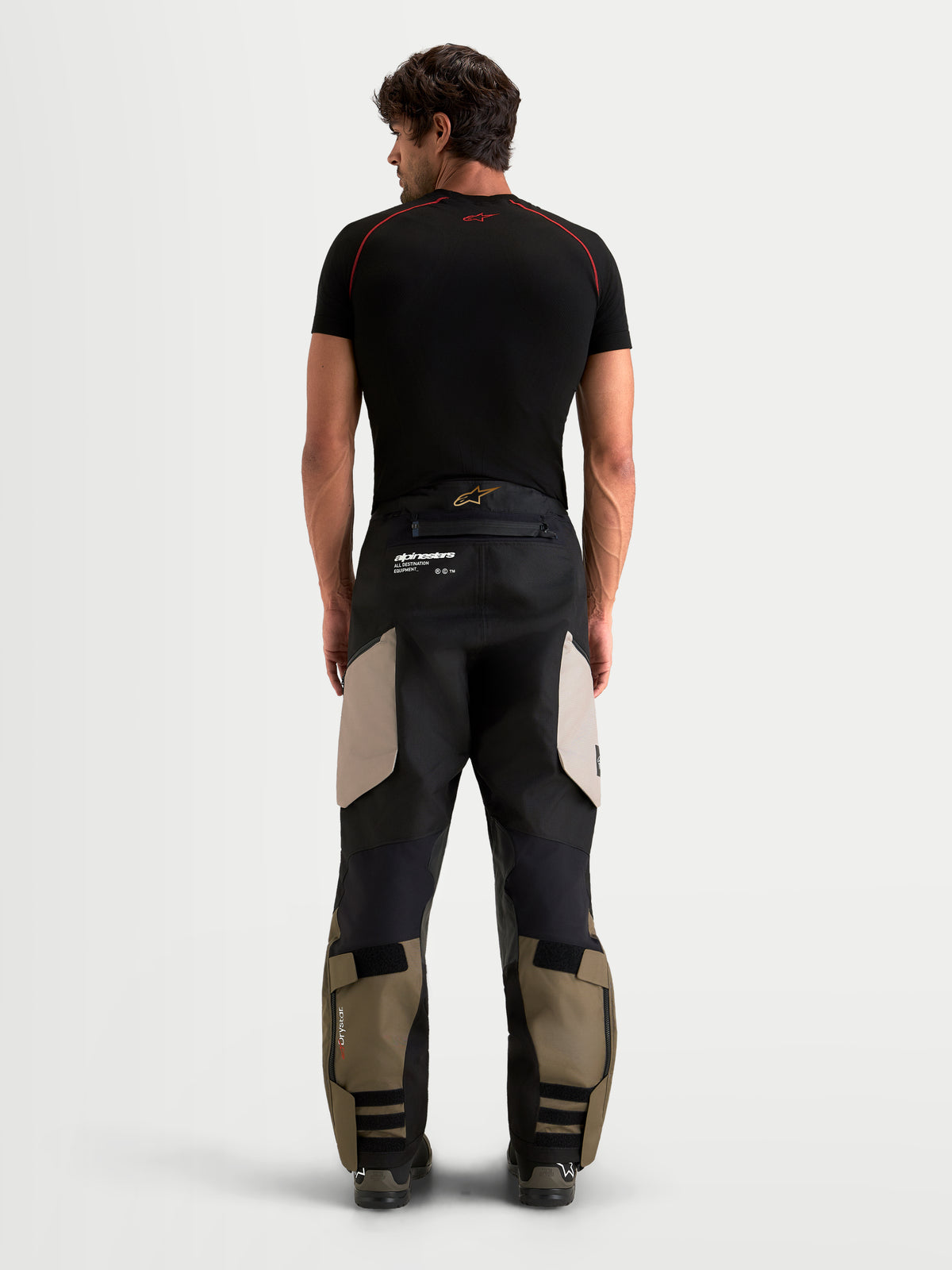 Alpinestars Harok V 2 Drystar Pantaloni, pantaloni da moto adventure da uomo, alluminio, marrone e nero, vista posteriore su modello con struttura in ripstop resistente e design over-the-boot