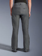 Pantaloni Alpinestars Borrego Drystar®, pantaloni da moto adventure, grigio antracite, vista posteriore che mostra la costruzione in tessuto con aspetto tela cerata, branding Alpinestars sul retro, tasche cargo e passanti per cintura, design robusto e resistente per la guida adventure
