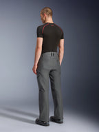 Alpinestars Borrego Drystar® Pants, pantaloni da moto adventure, grigio antracite, vista posteriore, con look in tela cerata e tasche cargo, abbinati a una t-shirt nera e stivali da moto, design resistente per road e adventure touring