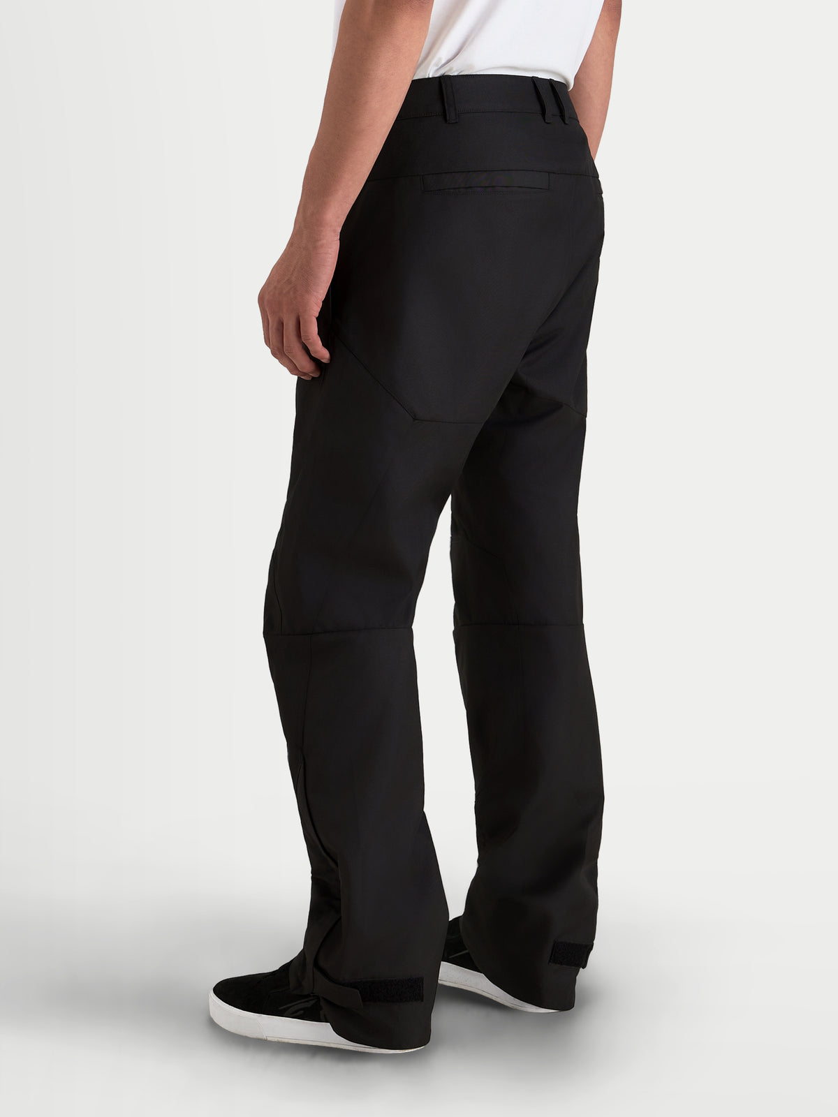Alpinestars C-1 Waterproof Pantaloni, pantaloni da moto urbani contemporanei da uomo, colore nero, vista posteriore a tre quarti con costruzione in resistente tessuto polyfabric 450D e vestibilità dritta indossati da un modello