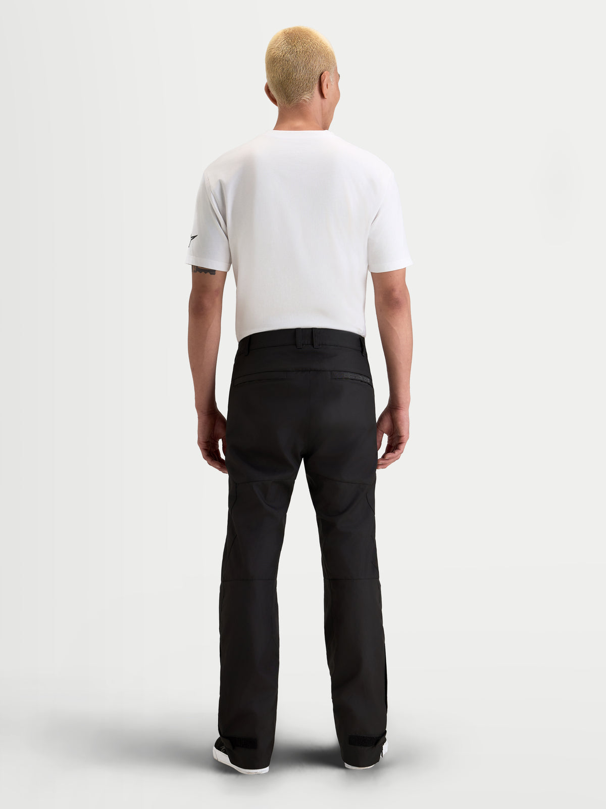 Alpinestars C 1 Waterproof Pantaloni, pantaloni da moto urbani da uomo, colore nero, vista posteriore con modello che indossa una maglietta bianca e abbigliamento tessile impermeabile