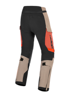 Alpinestars Halo Pro Drystar® XF Laminated Pants, Noce Ruggine e Nero, vista posteriore di pantaloni da moto adventure, con pannelli color noce e neri con accenti arancione ruggine, cinghie regolabili sui polpacci e costruzione resistente per la guida su ogni terreno.