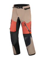 Alpinestars Halo Pro Drystar® XF Laminated Pants, pantaloni da moto adventure, Walnut Rust Black, con pannelli color sabbia e arancione, rinforzi neri sulle ginocchia, ampie prese d'aria con cerniera sulle cosce e vita regolabile con fibbia magnetica