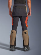 Pantaloni laminati Alpinestars Halo Pro Drystar® XF in Walnut Rust Black, vista posteriore, pantaloni da moto adventure con pannelli noce e arancione ruggine e rinforzo nero sulla seduta, con tasca posteriore con zip e cinturini regolabili sui polpacci