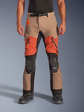 Pantaloni Alpinestars Halo Pro Drystar XF Laminated, pantaloni da moto adventure touring, noce, ruggine e nero, con costruzione laminata impermeabile, vista frontale con prese d'aria arancioni sulle cosce, cerniere YKK AQUASEAL nere e cintura regolabile in vita.