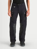 Alpinestars Maxdura Drystar XF Laminated Pantaloni, pantaloni da moto adventure da uomo, nero e grigio scuro, con prese d'aria sulle cosce e inserti in pelle sulle ginocchia, indossati da un pilota, vista frontale