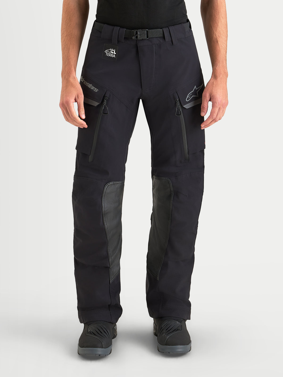 Alpinestars Maxdura Drystar XF Laminated Pantaloni, pantaloni da moto adventure da uomo, nero e grigio scuro, con prese d'aria sulle cosce e inserti in pelle sulle ginocchia, indossati da un pilota, vista frontale