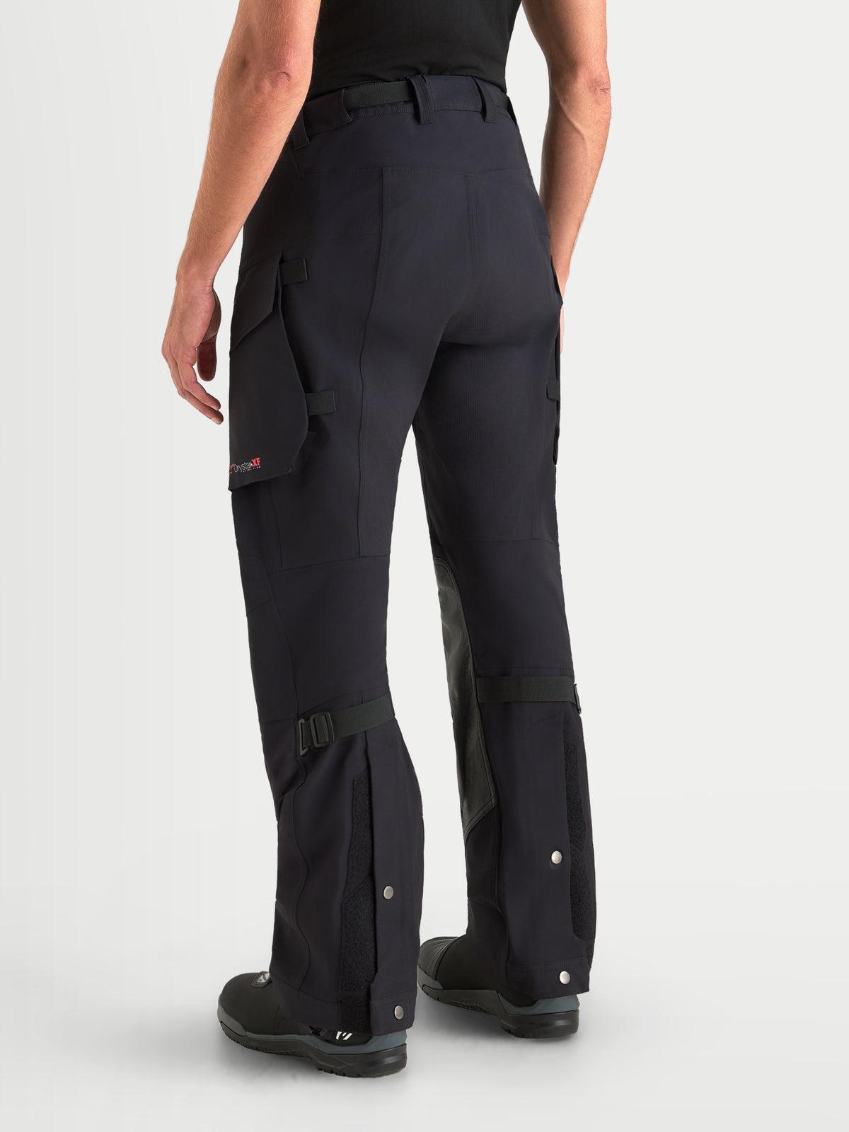 Alpinestars Maxdura Drystar XF Laminated Pantaloni, pantaloni da moto adventure da uomo, nero e grigio scuro, vista posteriore con tasche cargo, vestibilità over-the-boot e struttura in tessuto impermeabile