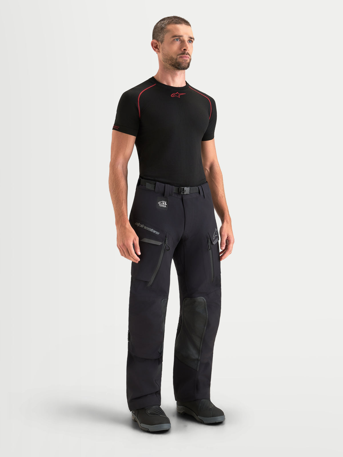 Alpinestars Maxdura Drystar XF Pantaloni, pantaloni da moto adventure da uomo in nero e grigio scuro, con costruzione laminata impermeabile, tasche cargo e protezione certificata CE, indossati da un modello