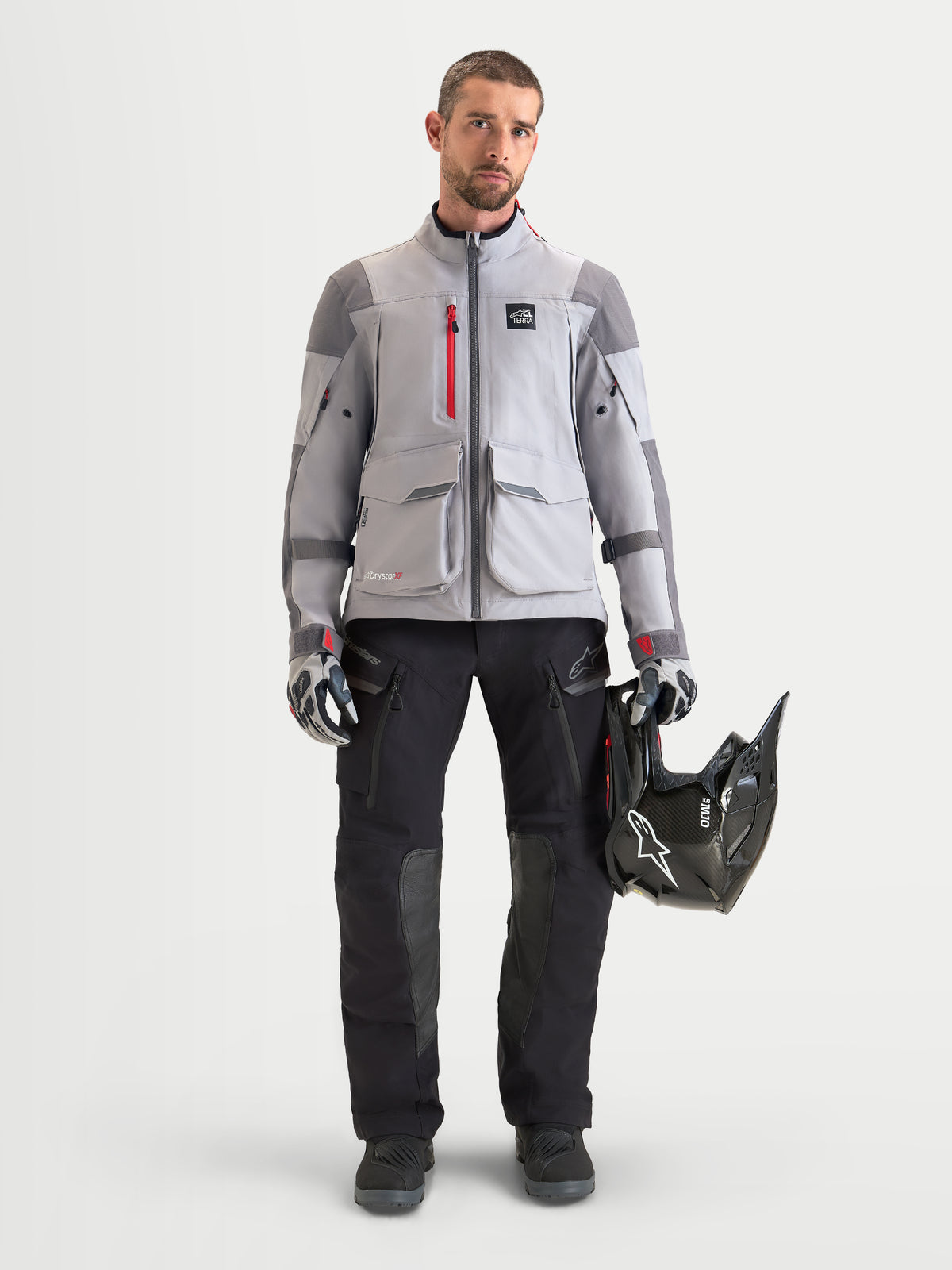 Alpinestars Maxdura Drystar Xf Laminated Pantaloni, pantaloni da moto adventure da uomo, nero e grigio scuro, indossati da un modello con giacca abbinata, guanti e casco da fuoristrada, vista frontale