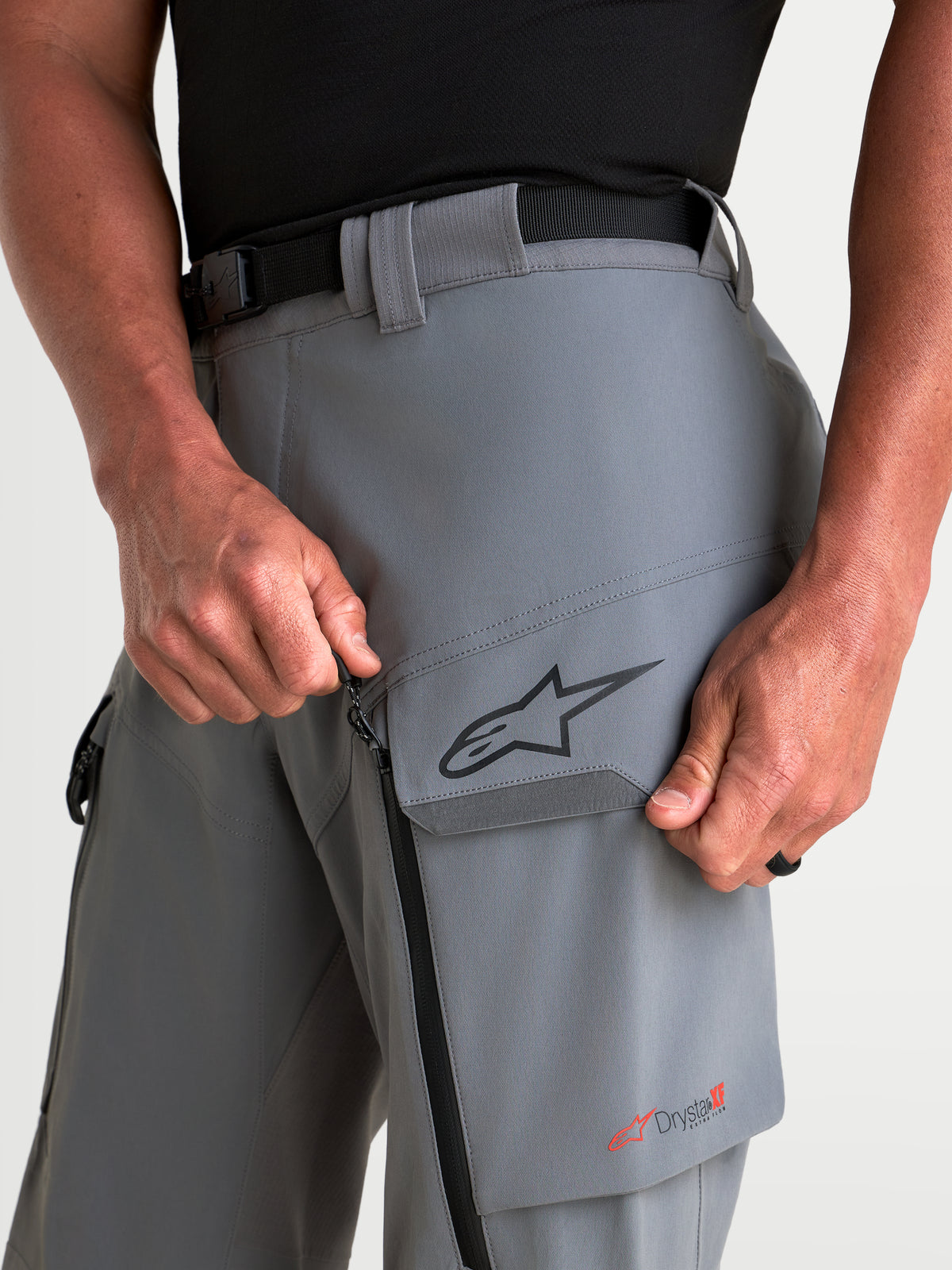 Alpinestars Maxdura Drystar Xf Laminated Pantaloni, pantaloni da moto adventure da uomo, grigio scuro, con tasca cargo sulla coscia, ventilazione con cerniera e dettaglio del marchio Drystar XF