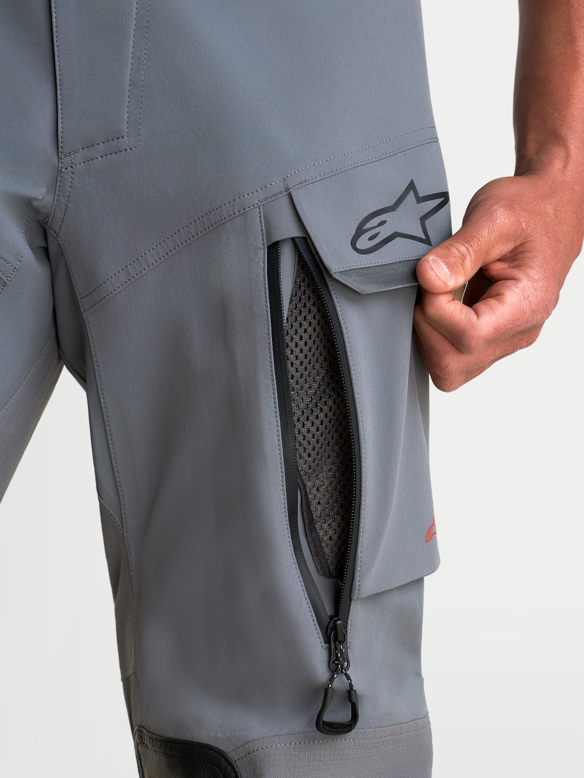 Alpinestars Maxdura Drystar XF Laminated Pantaloni, pantaloni da moto adventure da uomo, grigio scuro e nero, dettaglio della presa d'aria sulla coscia con cerniera e tasca cargo con logo A-star