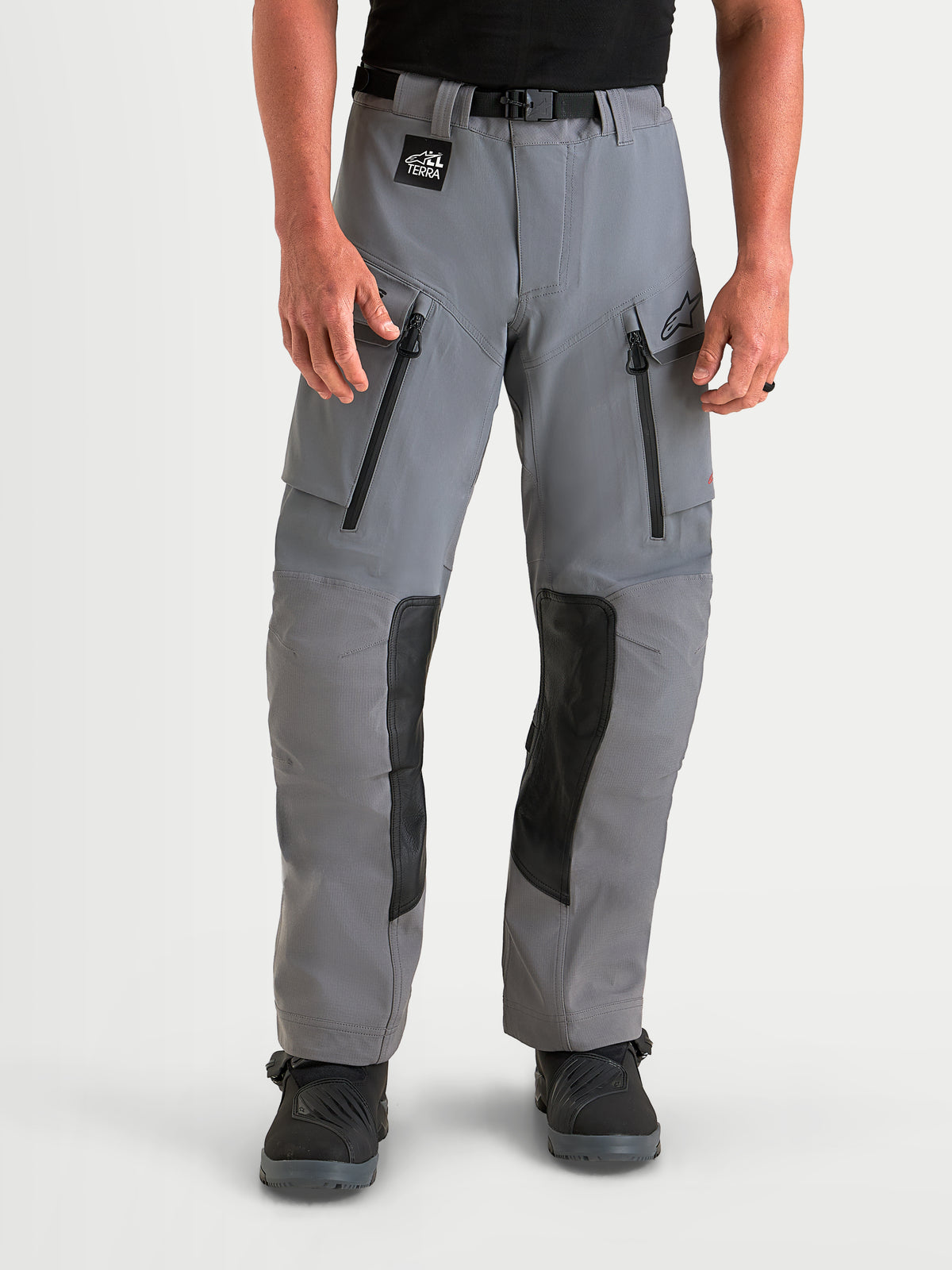 Alpinestars Maxdura Drystar XF Laminated Pantaloni, pantaloni da moto adventure da uomo in grigio e nero, con costruzione impermeabile e prese d'aria con cerniera, indossati da un modello