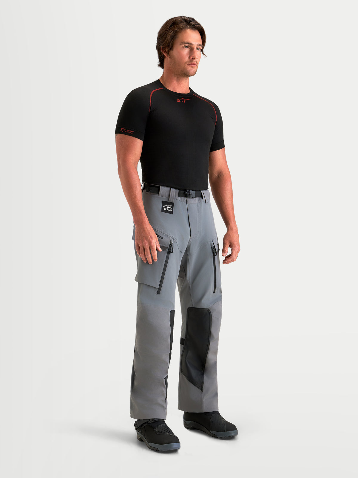 Alpinestars Maxdura Drystar XF Laminated Pantaloni, pantaloni da moto adventure da uomo, grigio scuro e nero, con prese d'aria con cerniera sulle cosce e pannelli di protezione sulle ginocchia, indossati da un modello