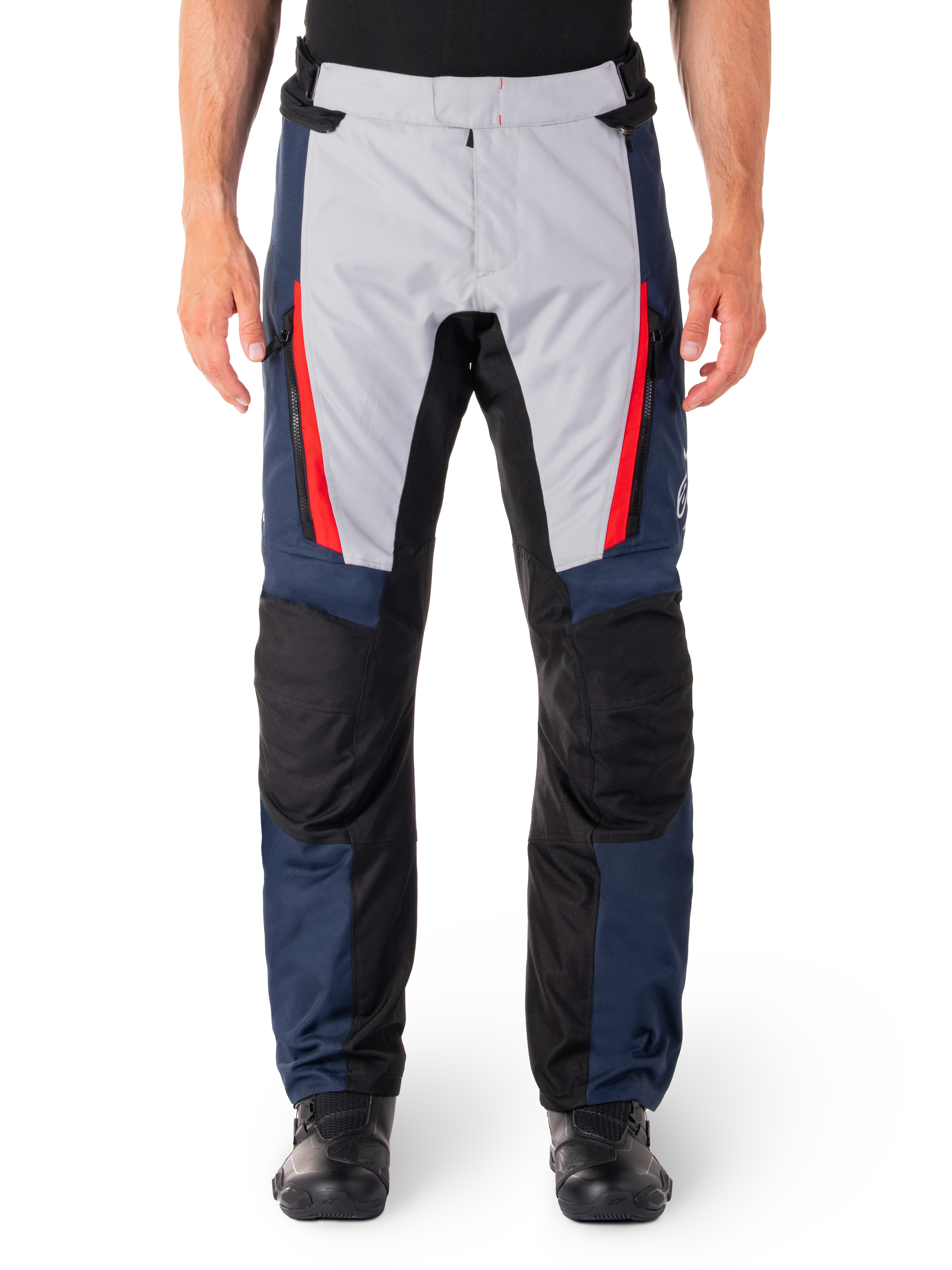 Alpinestars ST-1 Waterproof Pants, pantaloni da moto touring, blu scuro e grigio chiaro con dettagli rosso acceso, pannelli neri rinforzati sulle ginocchia, vista frontale con stivali neri, abbigliamento impermeabile per adventure touring
