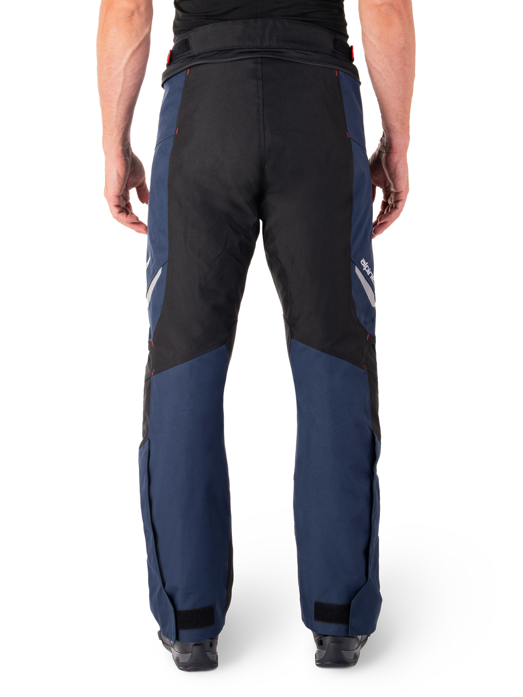 Pantaloni Alpinestars St-1 Waterproof, pantaloni da moto touring, blu scuro e nero con accenti rosso brillante, vista posteriore, design touring aerodinamico con robusta struttura in tessuto, loghi riflettenti e chiusure regolabili alle caviglie.
