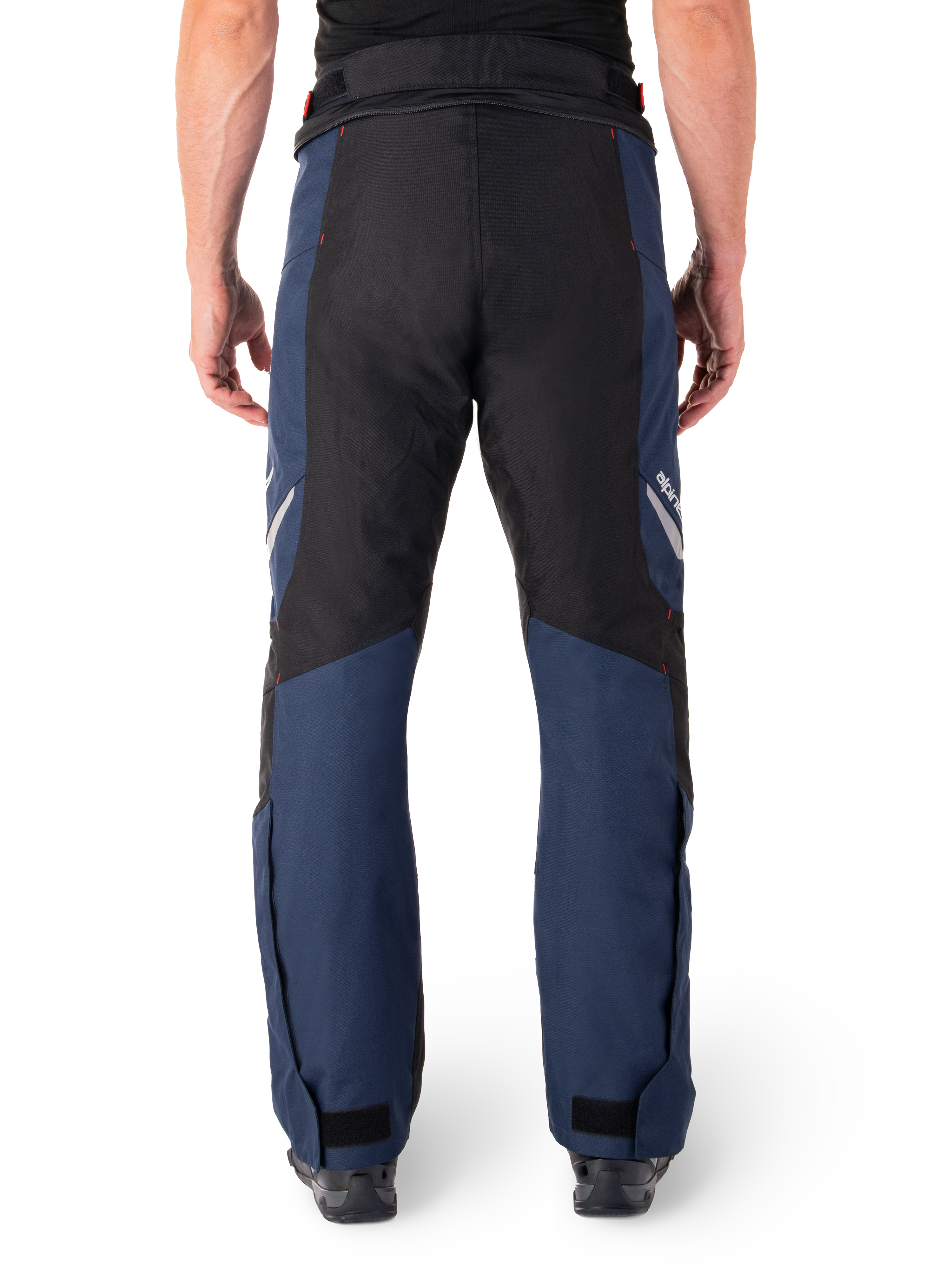 Pantaloni Alpinestars St-1 Waterproof, pantaloni da moto touring, blu scuro e nero con accenti rosso brillante, vista posteriore, design touring aerodinamico con robusta struttura in tessuto, loghi riflettenti e chiusure regolabili alle caviglie.