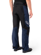 Pantaloni Alpinestars St-1 Waterproof, blu scuro, nero e rosso brillante, vista posteriore con pannelli neri a contrasto, logo Alpinestars riflettente sulla coscia laterale, vestibilità ergonomica per il touring motociclistico