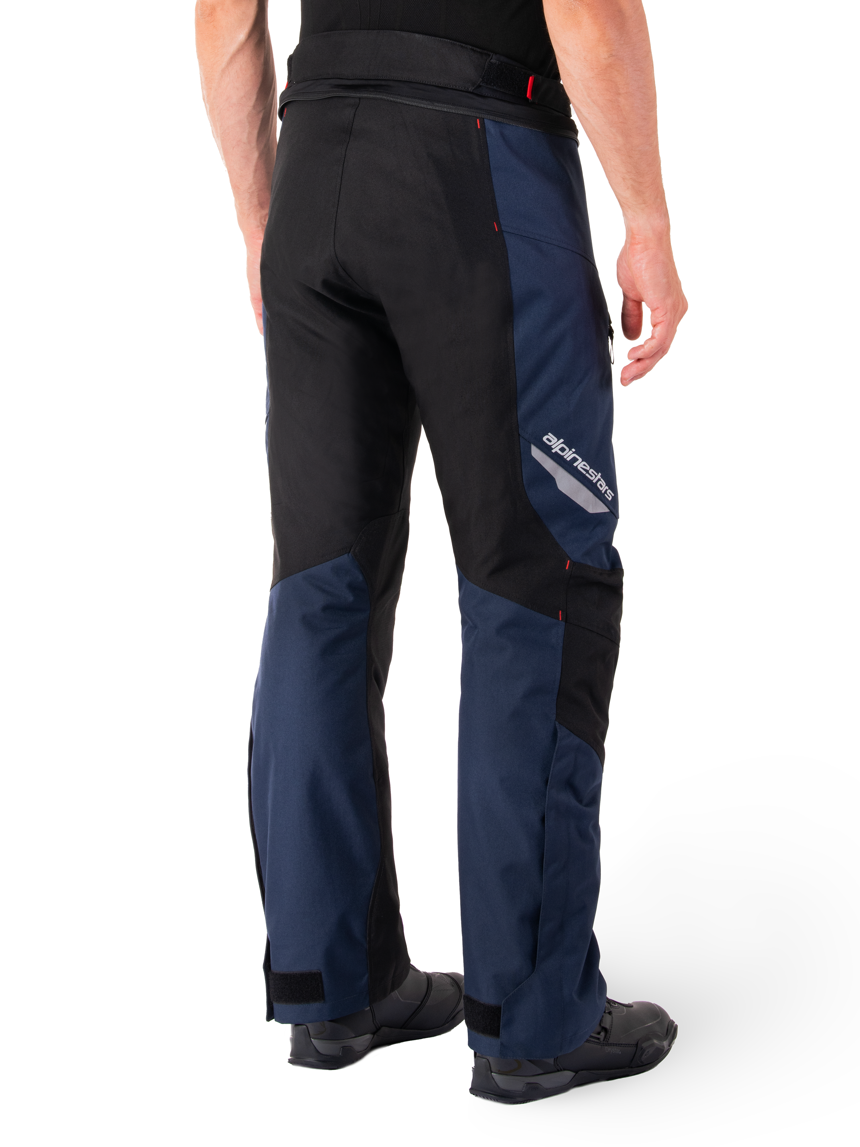 Pantaloni Alpinestars St-1 Waterproof, blu scuro, nero e rosso brillante, vista posteriore con pannelli neri a contrasto, logo Alpinestars riflettente sulla coscia laterale, vestibilità ergonomica per il touring motociclistico