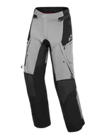 Alpinestars Andes V4 Drystar® Pants, pantaloni da moto adventure, nero e grigio scuro, con pannelli neri rinforzati su ginocchia e stinchi, prese d'aria con cerniera sulle cosce e tasche cargo, logo Alpinestars bianco sull'anca, progettati per la guida su strada e adventure in tutte le condizioni atmosferiche.