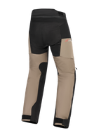Alpinestars Andes V4 Drystar® Pants, pantaloni da moto adventure, Walnut e nero, vista posteriore con pannelli rinforzati su seduta e interno gamba, logo Drystar rosso e fondo gamba regolabile.