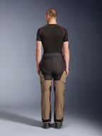 Pantaloni Alpinestars Andes V4 Drystar®, pantaloni da moto adventure, noce e nero, vista posteriore su un modello, con pannelli rinforzati e costruzione in tessuto resistente per la guida in ogni condizione climatica