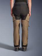 Pantaloni Alpinestars Andes V4 Drystar®, pantaloni da moto adventure touring, Walnut e nero, vista posteriore con pannelli neri rinforzati sulla seduta, dettaglio logo rosso e chiusure regolabili alle caviglie.