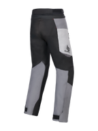 Alpinestars Honda St-1 Waterproof Pants, pantaloni da touring per moto, grigio ghiaccio, grigio scuro e nero, vista posteriore con design tessile multi-pannello, logo Honda sulla coscia e chiusure regolabili alle caviglie per la guida in ogni condizione climatica.