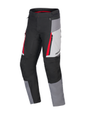 Alpinestars Honda ST-1 Waterproof Pants, pantaloni da touring moto, grigio ghiaccio, grigio scuro e nero con accenti rossi, costruzione in tessuto tecnico con fodera impermeabile, tasche cargo con zip e gambe pre-curvate ergonomiche