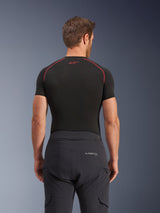 Pantaloni Alpinestars Andes Pro Drystar® XF, pantaloni da adventure touring, nero grigio scuro, vista posteriore con marchio in vita e cerniera di connessione alla giacca, indossati con un base layer nero a maniche corte con cuciture rosse