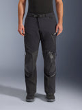 Alpinestars Andes Pro Drystar® XF Pants, pantaloni da moto adventure touring, Black Dark Gray, vista frontale, costruzione laminata a 3 strati, pannelli di protezione per le ginocchia, tasche impermeabili con zip e fibbia magnetica, indossati con stivali neri