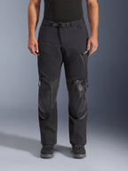 Alpinestars Andes Pro Drystar® XF Pants, pantaloni da moto adventure touring, Black Dark Gray, vista frontale, costruzione laminata a 3 strati, pannelli di protezione per le ginocchia, tasche impermeabili con zip e fibbia magnetica, indossati con stivali neri