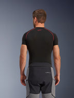 Alpinestars Andes Pro Drystar® XF Pants, pantaloni da moto adventure, grigio scuro e nero, vista posteriore che mostra la struttura della vita e i pannelli laterali grigi, indossati con un base layer nero con cuciture rosse, abbigliamento tecnico da touring per ogni condizione meteorologica.