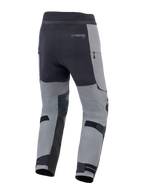 Alpinestars Andes Pro Drystar® XF Pants, pantaloni da moto adventure, grigio scuro e nero, vista posteriore con cinghie regolabili sui polpacci, marchio Alpinestars e dettagli con cerniere impermeabili