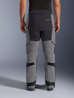 Alpinestars Andes Pro Drystar® XF Pants, vista posteriore, grigio scuro e nero, pantaloni da moto adventure con pannelli rinforzati neri sulla seduta, logo Alpinestars posteriore e cinghie regolabili dietro le ginocchia e alle caviglie per una vestibilità sicura.