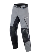 Alpinestars Andes Pro Drystar® XF Pants, pantaloni da moto adventure touring, grigio scuro e nero, con pannelli neri rinforzati su ginocchia e interno gamba, fibbia magnetica in vita e logo Drystar XF sulla coscia, design in tessuto tecnico per condizioni meteorologiche estreme.
